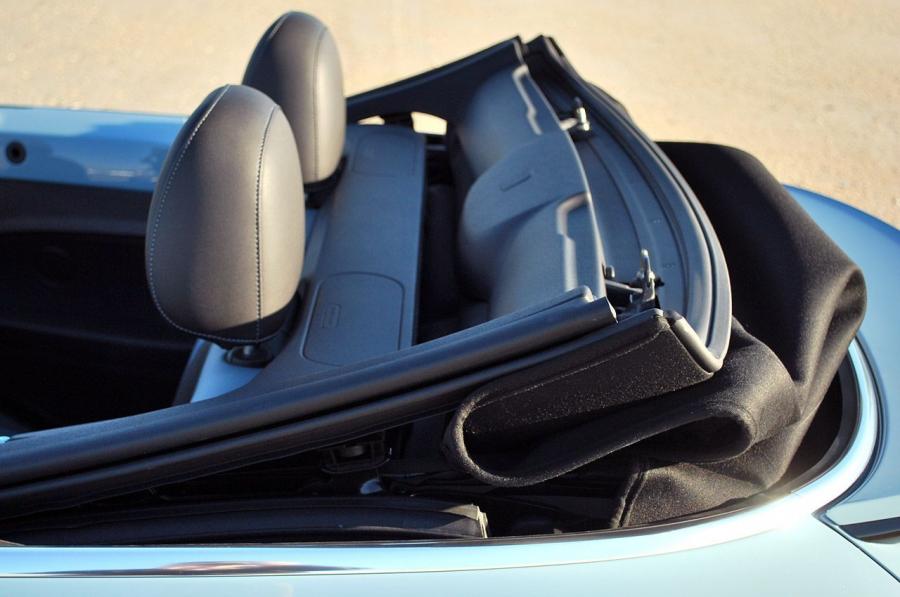  Volkswagen Beetle Turbo Cabriolet 2013 года  (фото 18 из 40)